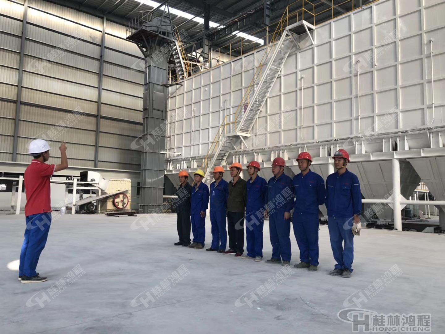桂林鴻程人造石生產(chǎn)線003號(hào)EPC項(xiàng)目總包設(shè)備安裝現(xiàn)場(chǎng) 桂林鴻程人造石生產(chǎn)線003號(hào)EPC項(xiàng)目總包設(shè)備安裝現(xiàn)場(chǎng)