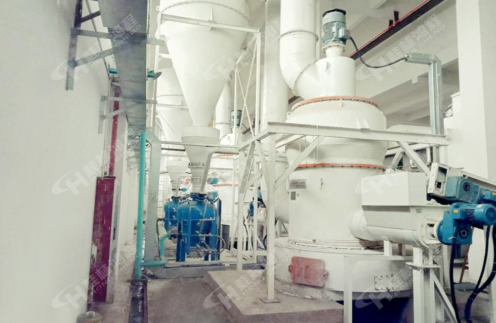 100目方解石粉新型方解石磨粉機HCQ1500改進型磨粉機客戶現(xiàn)場 100目方解石粉新型方解石磨粉機HCQ改進型磨粉機客戶現(xiàn)場