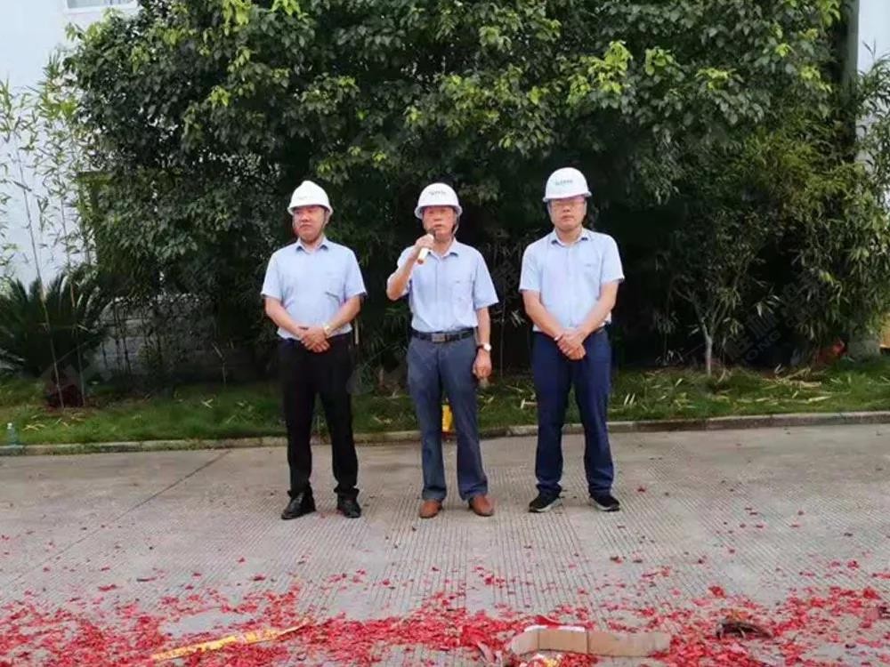 桂林鴻程董事長容平勛發(fā)表致辭桂林鴻程機(jī)電設(shè)備有限公司廠區(qū)2#生產(chǎn)廠房開工大吉！