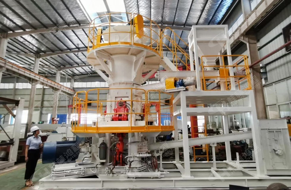 重晶石粉是怎

么生產的?用磨粉機桂林鴻程桂林鴻程新款HLMX600小型超細立式磨粉機整機預裝待發(fā)