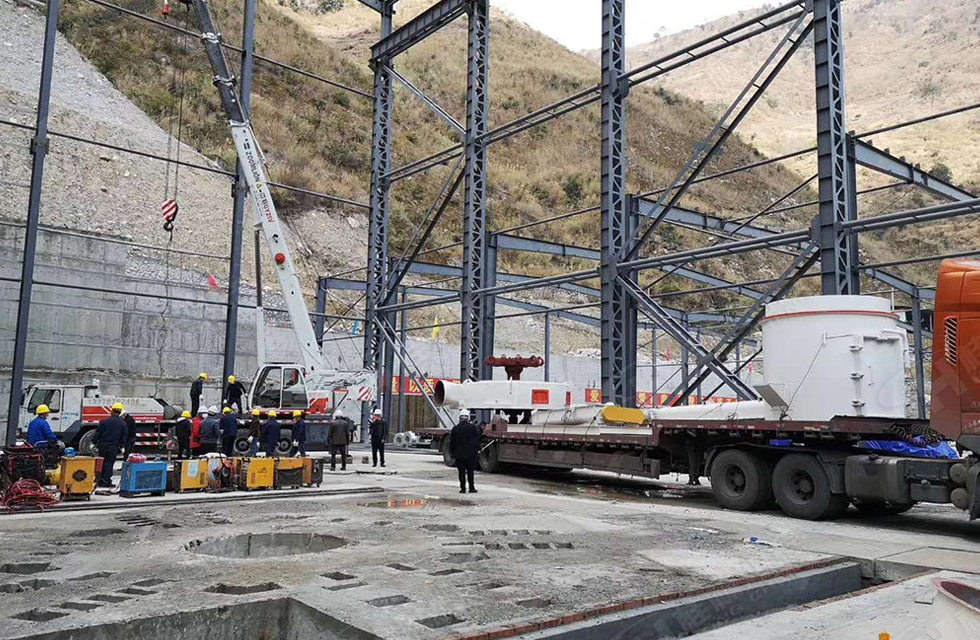 廣西桂林鴻程磨粉機董事長容棟國、總經(jīng)理林總親臨磨機安裝現(xiàn)場指導工作