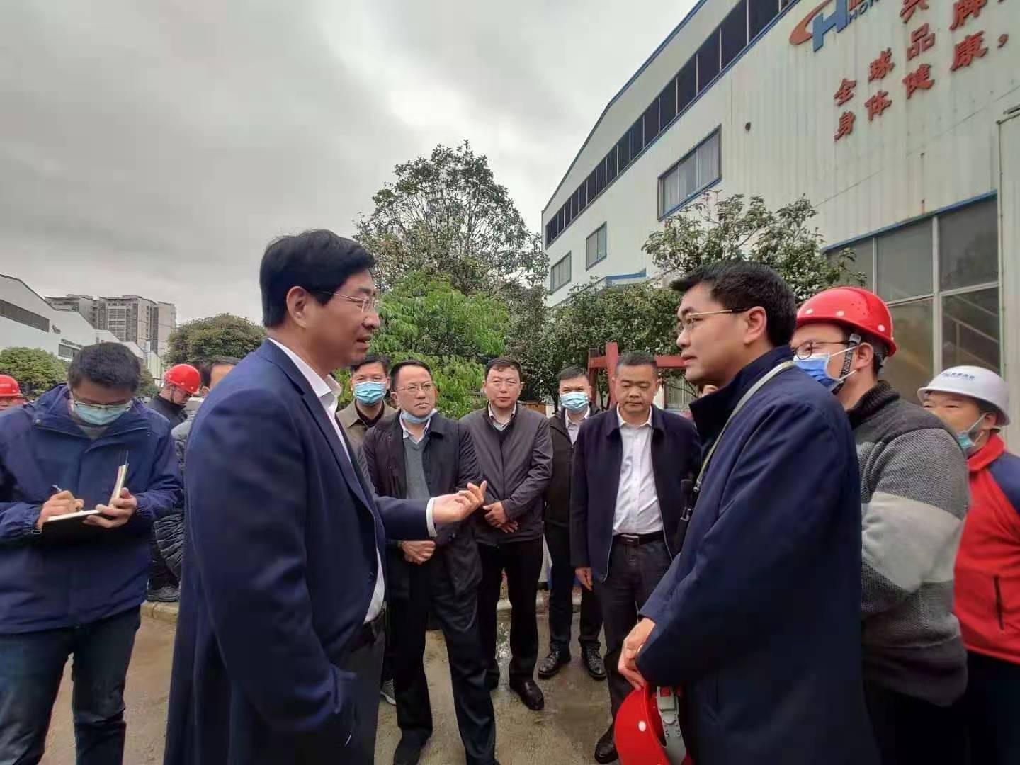 桂林市委書記周家斌書記，鐘洪常務(wù)副市長(zhǎng)等市委市政府，區(qū)委區(qū)政府領(lǐng)導(dǎo)一行開年第一站來到廣西桂林鴻程機(jī)械廠指導(dǎo)慰問