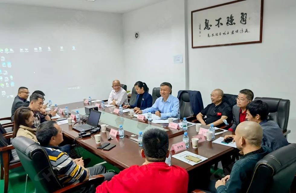 歡迎廣西塑料行業(yè)協(xié)會(huì)一行蒞臨桂林鴻程礦山機(jī)械廠參觀指導(dǎo)！