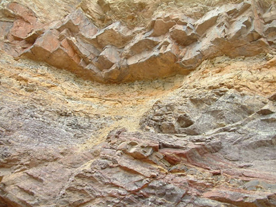 嫩泥，是一種土黃色，灰白色為主的雜色黏土