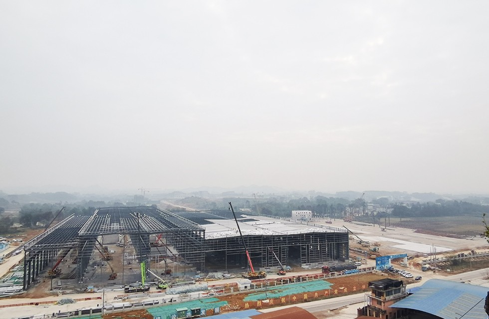 桂林鴻程礦山投資兩江寶山工程進度，2022年1月4日桂林鴻程礦山機械寶山工業(yè)園車間封頂大吉。