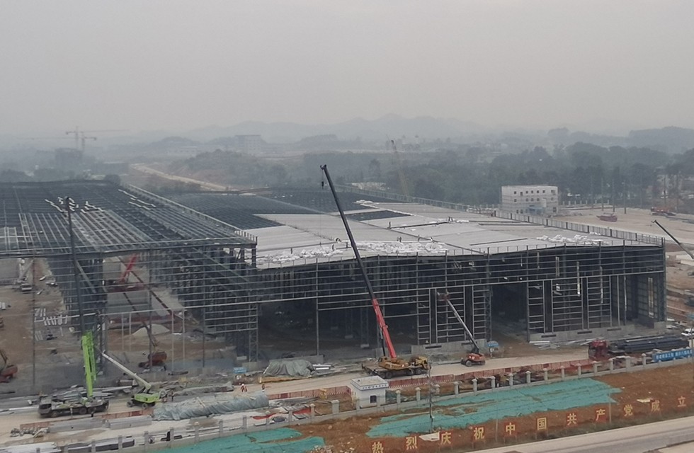 桂林鴻程礦山投資兩江寶山工程進度，2022年1月4日桂林鴻程礦山機械寶山工業(yè)園車間封頂大吉。